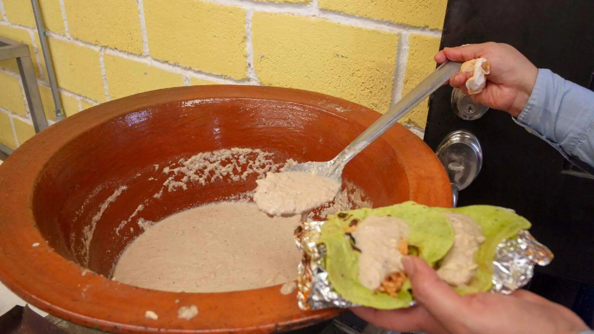 Continúan venta de moles, atole y tamales para obtener ingresos en medio de pandemia.  Foto César Ortiz  El Sol de San Juan del Río